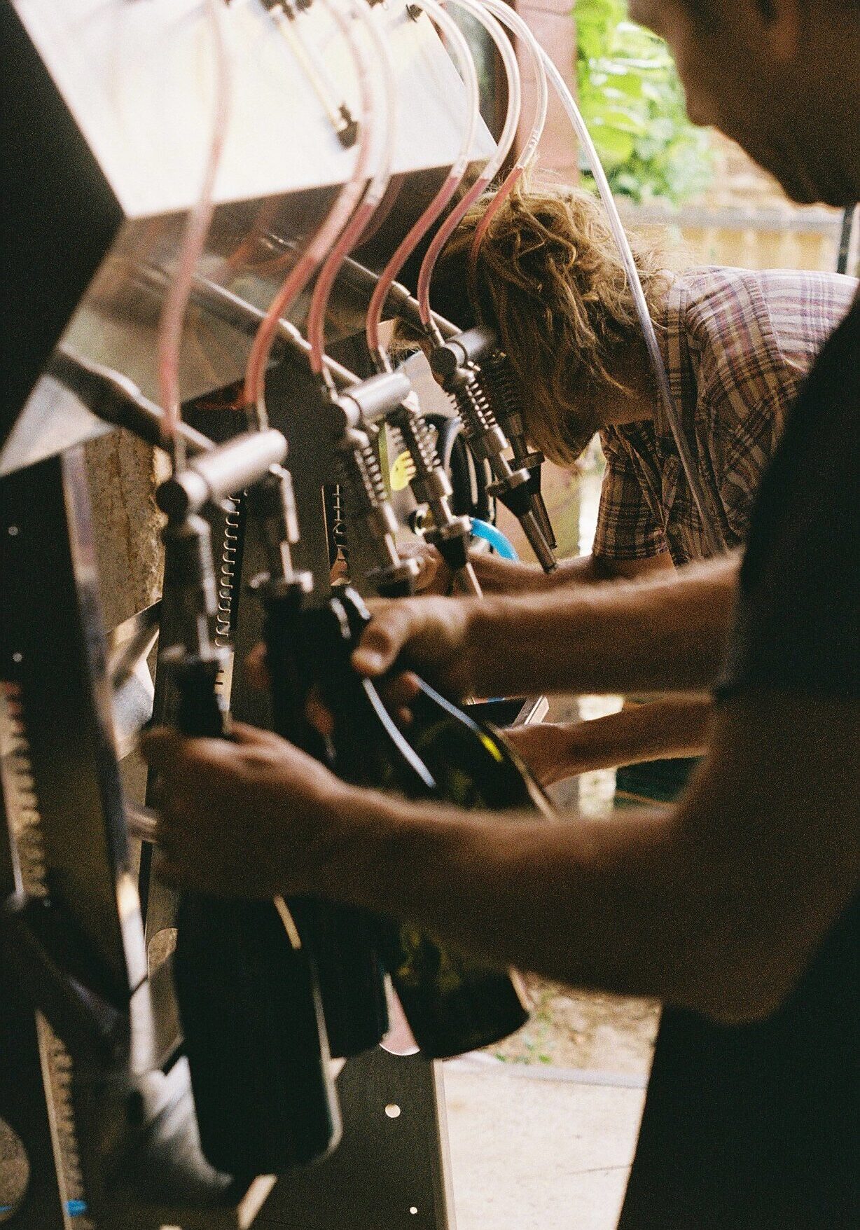 000019 Photo illustrant l'embouteillage du vin.