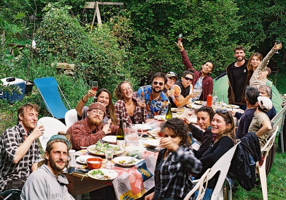 vendangeurs groupe de vendangeurs pendant le repas